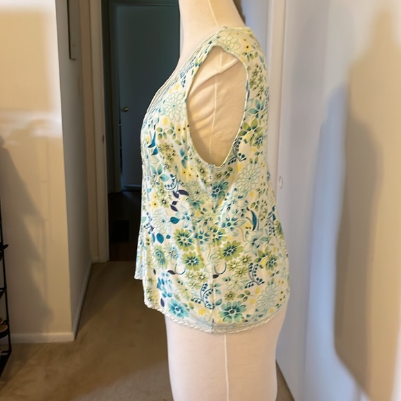 Walmart- Sleeveless top V-Neck in Green/Blue Flowered design. Plus size 1X. - Picture 3 of 6